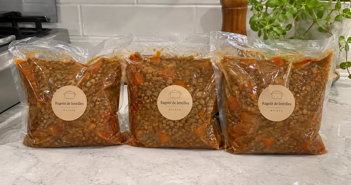 Sachets de ragoût de lentilles sous vide étiquetés